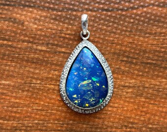 Colgante de ópalo azul verdoso en forma de lágrima – Collar con engaste de plata de ley 925