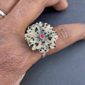 Handgjord ring i 925 sterlingsilver med dalmatiner och rubin.