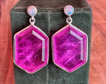Hangoorbellen roze toermalijn en opaal: sterlingzilveren edelsteensieraden