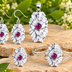 Conjunto de joyas de plata de ley 925 talladas a mano con piedras preciosas naturales de howlita y rubí: colgante, pendientes, anillo y brazalete. Regalo ideal para ella.