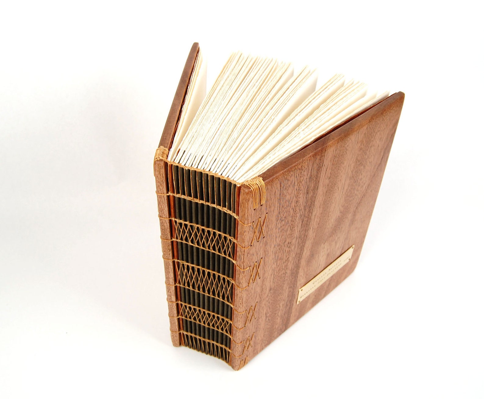 деревянная книжка. обложка из дерева. книжка из дерева. сувенирные шкатулки из дерева. книги в необычном переплете.