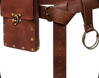 Könnte beinhalten: Brauner Ledergürtel mit einer Tasche und Metallbeschlägen. Der Gürtel hat eine rechteckige Tasche mit dekorativem Verschluss und Nieten. Der Gürtel hat eine Schnalle und einen großen Metallring.