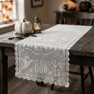 Modello per runner da tavola all'uncinetto a filetto per Halloween - Tovaglia vintage in pizzo spettrale con motivi di fantasmi, zucche e ragnatele - Decorazione autunnale in PDF