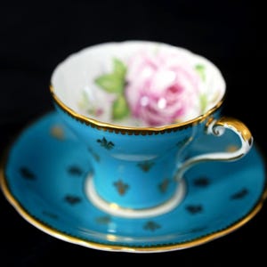 Aynsley C1022 Teacup Saucer – Turquoise Blue with Gilded Fleur-de-lis & Pink Rose Interior – Vintage Bone China England