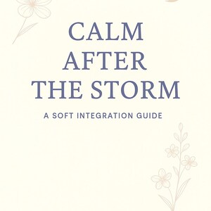 Può includere: Copertina di un libro color crema con il titolo "CALM AFTER THE STORM" in blu scuro. Sono inclusi anche i testi "A SOFT INTEGRATION GUIDE" e "THE GENTLE BRIEF". Delicati disegni floreali e a forma di luna crescente adornano la copertina.