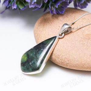 Colgante de jade nefrita serpentina verde sin collar, hecho a mano en plata de ley 925