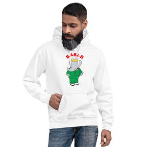 Könnte beinhalten: Weißer Kapuzenpullover mit einem Babar dem Elefanten-Motiv in einem grünen Anzug und Krone. Das Wort "BABAR" steht in Rot über dem Elefanten. Der Pullover hat eine Vordertasche und eine Kapuze mit Kordelzug.