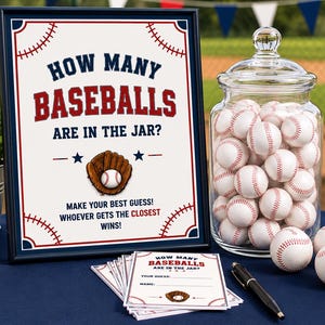 Könnte beinhalten: Ein Baseball-Spiel-Setup mit einem gerahmten Schild mit der Aufschrift "Wie viele Basebälle sind im Glas?". Ein Glasgefäß voller Basebälle steht neben dem Schild. Auf dem Tisch liegen auch Ratekarten und ein Stift.