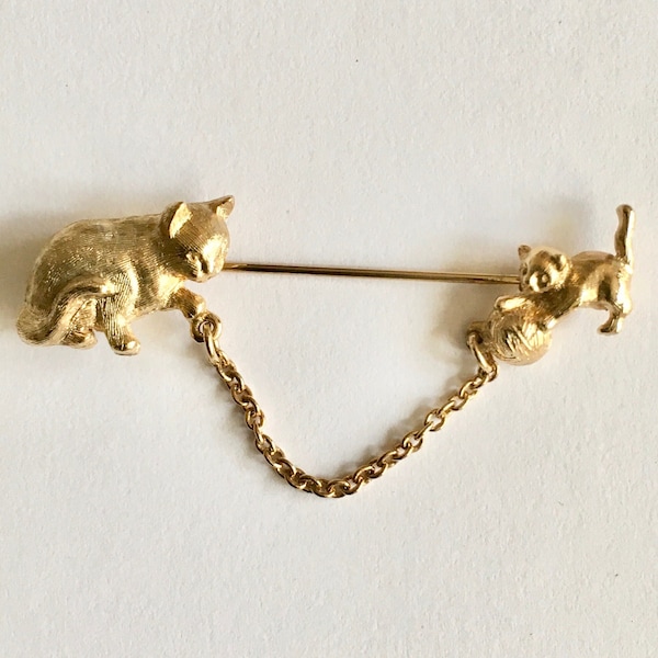 Vintage Cat Mommy Playing with her Kitten Bar Pin - 1990