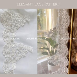K&ouml;nnte beinhalten: Wei&szlig;e Spitzenborte mit einem komplizierten Blumenmuster und gewellten Kanten. Der Text "ELEGANT LACE PATTERN" erscheint oben, und das Wasserzeichen "ALL THINGS SALAM" ist in der Mitte des wei&szlig;en Stoffes und der Spitze zu sehen.