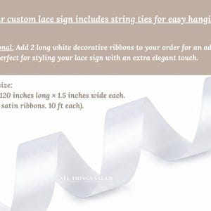 K&ouml;nnte beinhalten: Zwei lange wei&szlig;e Satinb&auml;nder f&uuml;r ein individuelles Spitzenschild. Der Text lautet: Ribbon size: approx. 304,8 cm long x 3,8 cm wide each. (2 white satin ribbons. 3,05 m each). Die B&auml;nder sind in einer flie&szlig;enden, geschwungenen Form dargestellt.