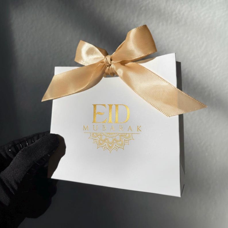 Premium Eid Mubarak Geschenktüten | Weiße Geschenktüten mit Goldfolien-Design | Bänder enthalten | Schöner traditioneller Luxe-Stil | 10er Set Bild 1