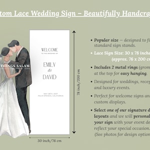 K&ouml;nnte beinhalten: Ein vertikales wei&szlig;es Hochzeitsschild mit einer Aquarellillustration eines Paares und dem Text Welcome to the wedding of Emily & David, May 28th, 2027, Palm Springs, California. Das Schild misst 76 mal 200 cm und enth&auml;lt zwei Metallringe.