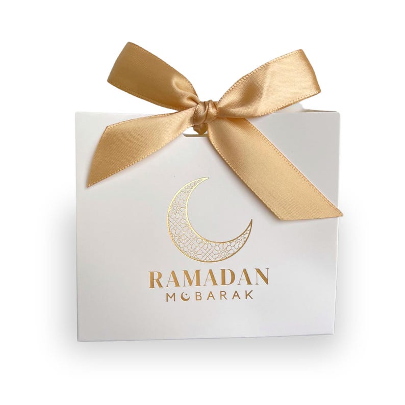 Premium Ramadan Mubarak Gift Bags | White Favor Bags with Gold Foil Design | Ribbons Included | Traditional Crescent Moon Design | Set of 10 image 5