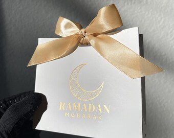Premium Ramadan Mubarak Geschenktüten | Weiße Geschenktüten mit Goldfolien-Design | Bänder enthalten | Traditionelles Crescent Moon Design | 10er Set