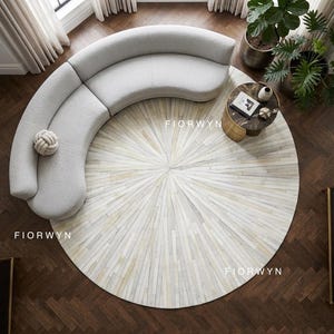 Biały okrągły dywan ze skóry bydlęcej – ręcznie robiony patchworkowy dywan w paski z włosiem na skórze do salonu