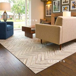 Tapis en cuir de vachette beige à chevrons – Tapis patchwork en cuir et poils de vache pour la décoration du salon