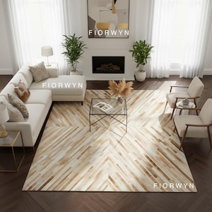 Puede incluir: Un salón luminoso con una gran alfombra clara con un patrón geométrico. Hay un sofá esquinero blanco, dos sillones y una mesa de centro de cristal. La habitación es luminosa y espaciosa, con grandes ventanales y plantas decorativas.