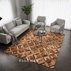 Puede incluir: Un salón con una alfombra con estampado geométrico en tonos marrones y beige. La alfombra está colocada frente a un sofá gris claro y dos sillones a juego. Una mesa de centro redonda y objetos decorativos completan el espacio. La marca "FIORWYN" es visible en la alfombra.