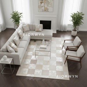 Könnte beinhalten: Ein modernes Wohnzimmer-Setup mit einem hellgrauen Ecksofa, zwei Sesseln und einem karierten Teppich. Ein Glastisch und Topfpflanzen ergänzen die Einrichtung. Der Markenname FIORWYN ist auf dem Teppich und Sofa zu sehen.