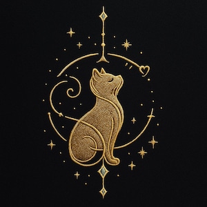 Op de afbeelding: Gouden geborduurd ontwerp van een kat die omhoog kijkt, omringd door sterren en een halve maanvorm op een zwarte achtergrond. De kat is gedetailleerd met een gestileerde omtrek. Het ontwerp bevat een hart en een verticale lijn met ruitvormen.