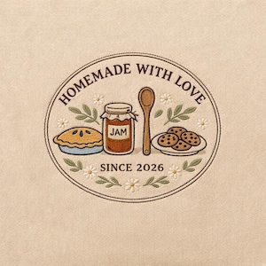 Può includere: Design circolare ricamato con la scritta "Homemade With Love Since 2026". Il design presenta una torta, un barattolo di marmellata, un cucchiaio di legno e un piatto di biscotti, il tutto circondato da elementi floreali.