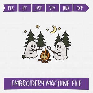Puede incluir: Un diseño de bordado con dos fantasmas amistosos asando malvaviscos sobre una fogata, con pinos, una luna creciente y estrellas. El diseño está etiquetado como "Embroidery Machine File" e incluye etiquetas de tipo de archivo.