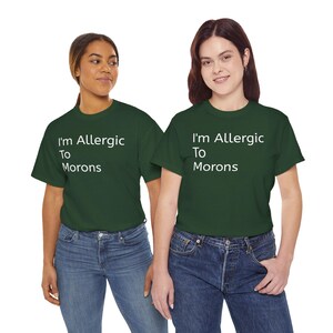 Maglietta unisex in cotone pesante con citazione divertente - Sono allergico agli idioti, regalo casual, maglietta umoristica, abbigliamento quotidiano, regalo di compleanno, abbigliamento sarcastico