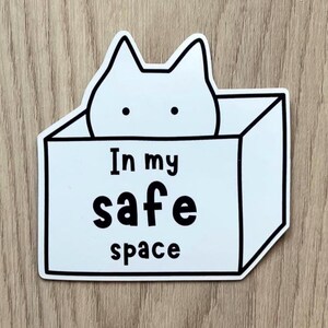Sticker In My Safe Space Cat | Gestanst | Grappige stickers | Leuke kattensticker | Kat in de doos | Gemakkelijk te pellen