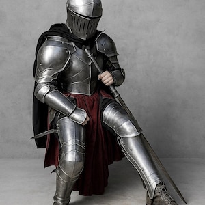 Handgemaakt stalen dames Elven Warrior-pantser: middeleeuwse ridder cosplaykostuum met zwarte mantel