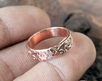 Anel artesanal em cobre com gravura floral, joia vintage boho inspirada na natureza.