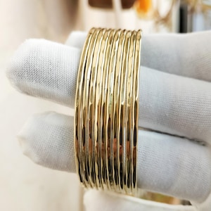 Conjunto de brazaletes de latón martillado, pulseras apilables de estilo rústico bohemio, joyería artesanal para ella.