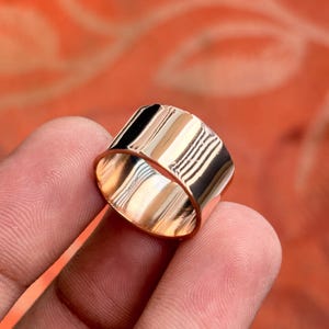 Minimalistisk kopparring, handgjord öppen ring, unisex statement-smycken, stapelring för vardagsbruk
