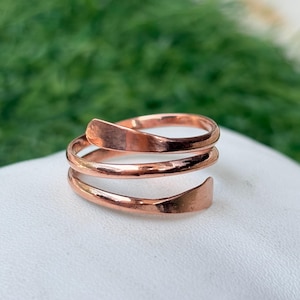 Anello a fascia regolabile in rame, realizzato a mano, gioiello di grande impatto.