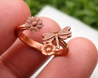 Anel de libélula em cobre com flor, aro ajustável inspirado na natureza, joia floral boho.