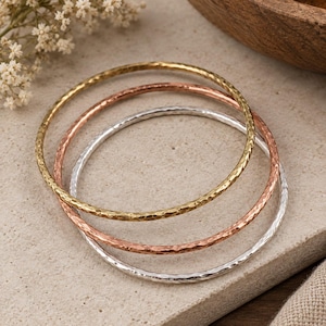 Handgjorda hamrade armband i blandad metall, bohemiskt minimalistiskt armbandsset