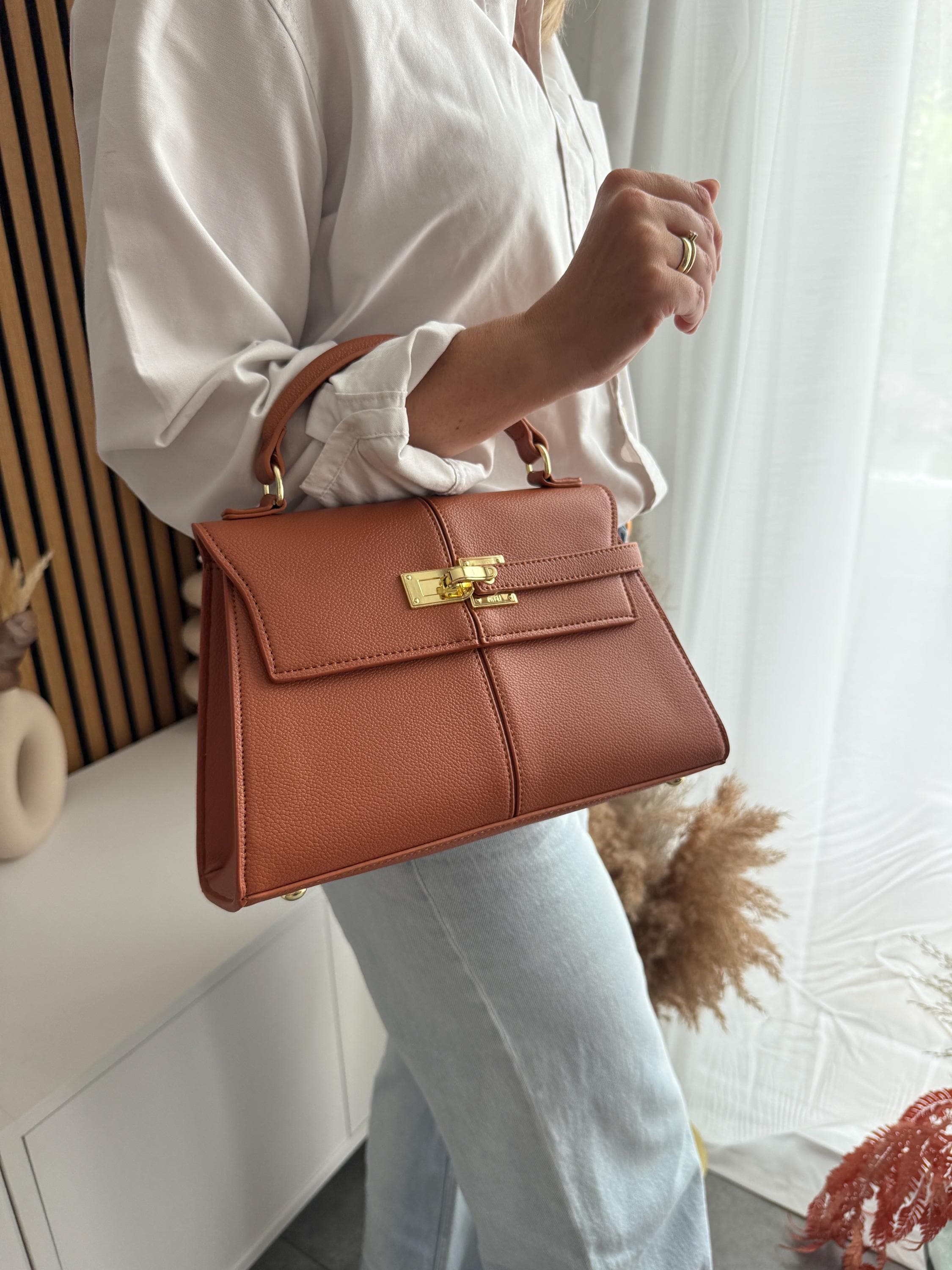 Elegante bolso bandolera italiano en piel vegana color coñac con detalles dorados, bolso de negocios