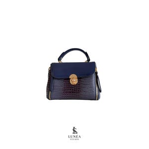 Royal Croc Bag – Königsblaue Tasche in Krokoprägung mit Goldschnalle & Strukturgriff, abnehmbaren Riemen, veganes Leder