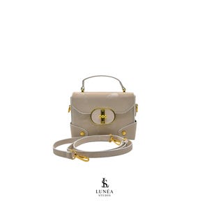 Süße Mini Bag – Cremeweiße Handtasche aus Veganleder mit Goldverschluss & Griff, elegant, kompakt, edel, eyecatcher, abnehmbarer Riemen