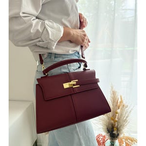 Hochwertige Trapezförmige Designer-Handtasche aus burgunderfarbenem Premium- Veganleder mit Goldverschluss, handverlesen, exklusiv,