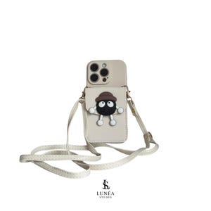 iPhone-Hülle in Beige mit 3D-Figur, Kartenfach und Crossbody-Riemen – Lustige Handyhülle mit Schultergurt & Stoßschutz