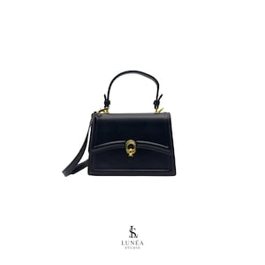 Mini Bag in Schwarz – Elegante Handtasche aus veganem Leder mit Goldschnalle & Riemen, klassisch, handverlesen, ausdrucksstark