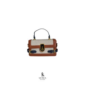 Marais Bag – Umhängetasche aus Canvas und veganem Leder in Cognac, Beige & Marine mit Goldverschluss, eyecatcher, abnehmbarer riemen, tragen