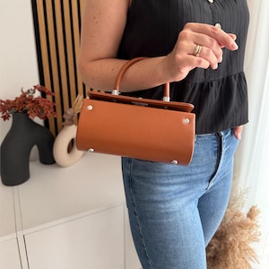 Mini Box Bag in Cognac – Rechteckige Tasche aus veganem Leder mit Silberdetails, exklusiv, designer, abnehmbarer Riemen, handverlesen