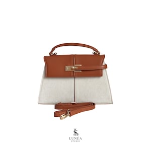 Eloise Bag – Trapezförmige Signature-Handtasche aus Canvas & cognacfarbenem Veganleder mit Goldverschluss, handverlesen, exklusiv,