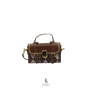 Marais Bag – Cognac Umhängetasche mit Argyle-Stoff, Gold & Veganleder, Goldschließe, abnehmbarer Riemen, klassisch, edel, eyecatcher