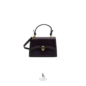 Mini Bag in Dunkelbraun – Elegante Handtasche aus veganem Leder mit Goldschnalle & Riemen, klassisch, handverlesen, ausdrucksstark