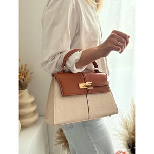 Trapezförmige Designer-Handtasche – Canvas & cognacfarbenes Veganleder mit Goldverschluss, edel und hochwertig