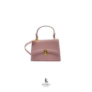 Mini Bag in Rosé – Elegante Handtasche aus veganem Leder mit Goldschnalle & Riemen, klassisch, handverlesen, ausdrucksstark