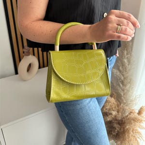 Mini sac vert citron de haute qualité – cuir végétalien premium gaufré crocodile avec chaîne et poignée nouée, accroche-regard, sélectionné à la main